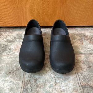 Crocs women’s dual comfort clogs. Size: 9